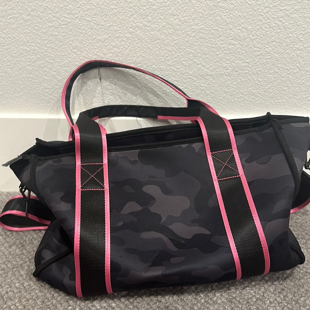 HAUTE SHORE camo bag with pink
